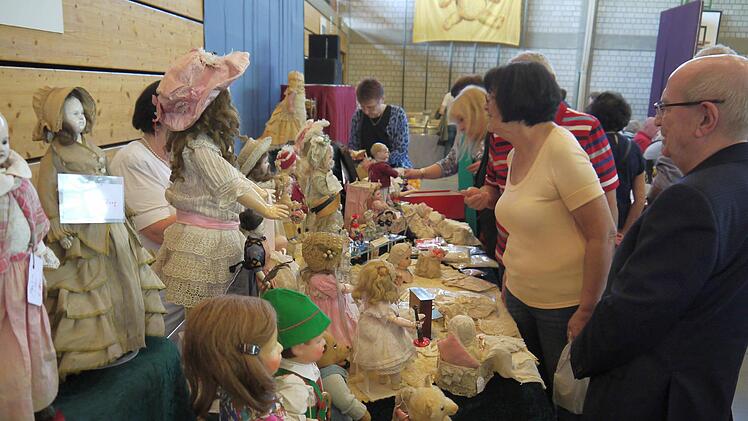Hat am Samstag von 10 bis 17 Uhr noch einmal geöffnet: die Sammlerbörse für antike Puppen, Teddybären, Steifftiere, Miniaturen, Blechspielzeug, Eisenbahnen und Elastolin-Figuren in der Frankenhalle Neustadt. Foto: Berthold Köhler