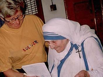 Monika Heckenberg mit Mutter Teresa. Foto: Heinrich Hackenberg