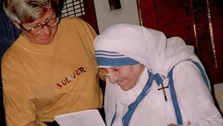 Monika Heckenberg mit Mutter Teresa. Foto: Heinrich Hackenberg