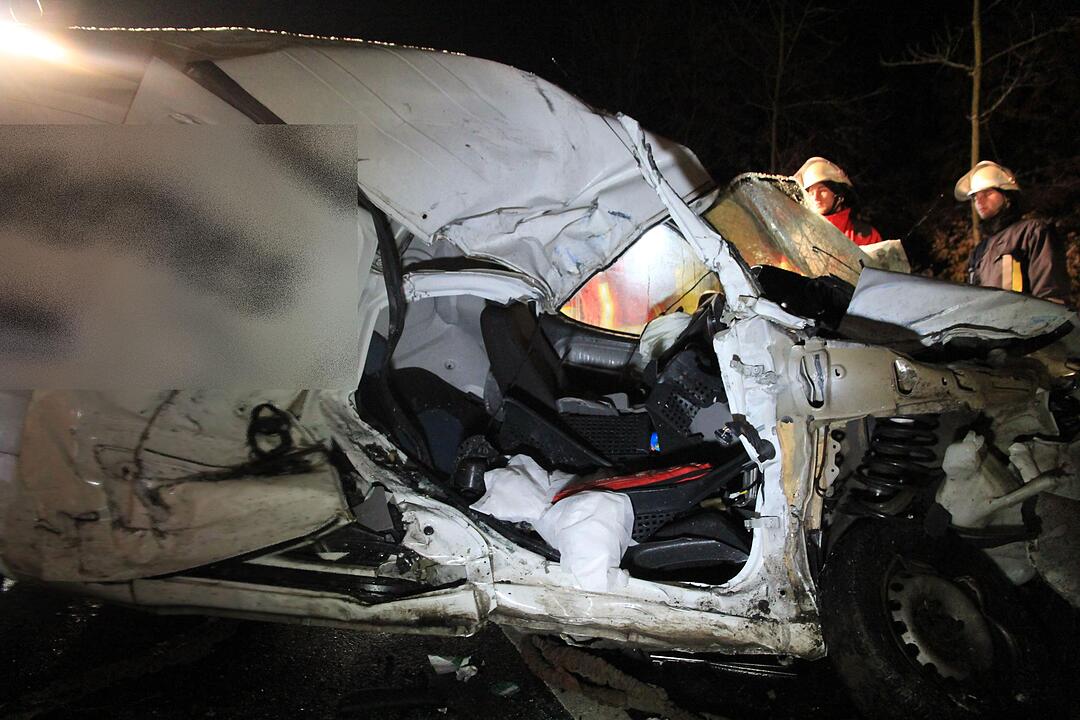 Tödlicher Glätteunfall in Unterfranken – Lkw und Kastenwagen krachen frontal ineinander