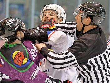 Die Höchstadt Alligators um Daniel Tratz (li.) hatten mit der harten Gangart der Blue Devils aus Weiden alle Hände voll zu tun, behielten aber die Nerven und die Punkte.  Foto: Picturedreams