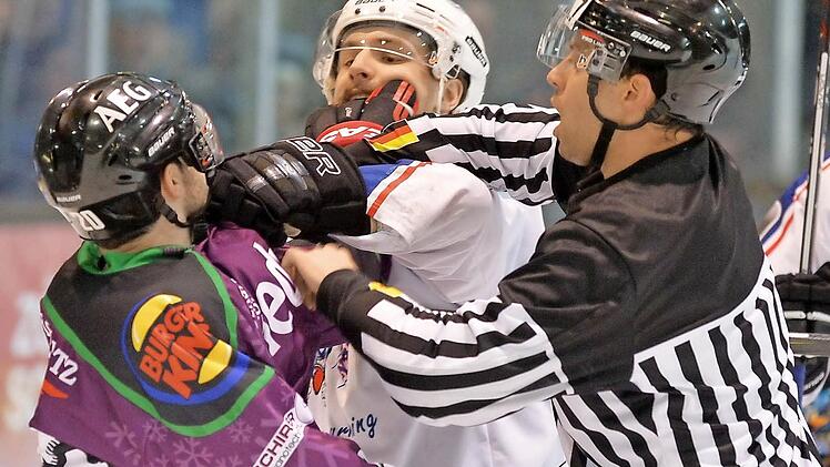 Die Höchstadt Alligators um Daniel Tratz (li.) hatten mit der harten Gangart der Blue Devils aus Weiden alle Hände voll zu tun, behielten aber die Nerven und die Punkte.  Foto: Picturedreams