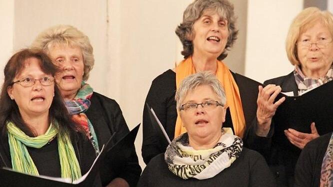 Unter der Begleitung von Annika Peter an der Geige und Chorleiterin Evamaria Scheidel zeigte der Projektchor der Laurentiuskirche Thurnau ein fröhliches und besinnliches Konzert. Foto: Katharina Müller-Sanke