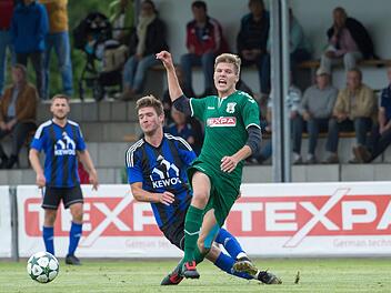 Grabfeld-Gallier Bj&ouml;rn Sch&ouml;nwiesner (vorne rechts) ging angeschlagen ins und aus dem Weiden-Spiel heraus. In Gebenbach will der Mittelfeldspieler dabei sein. Foto: Anand Anders