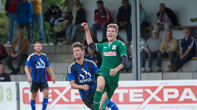 Grabfeld-Gallier Bj&ouml;rn Sch&ouml;nwiesner (vorne rechts) ging angeschlagen ins und aus dem Weiden-Spiel heraus. In Gebenbach will der Mittelfeldspieler dabei sein. Foto: Anand Anders
