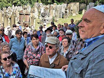 Stadtheimatpfleger Peter Kaidel (rechts) erzählte aus der Geschichte des jüdischen Friedhofs.  Fotos: Sigismund von Dobschütz