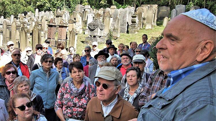 Stadtheimatpfleger Peter Kaidel (rechts) erzählte aus der Geschichte des jüdischen Friedhofs.  Fotos: Sigismund von Dobschütz