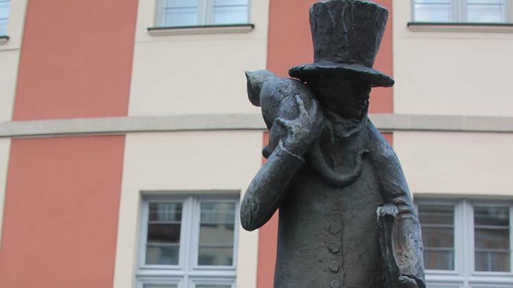 .T.A.-Hoffmann-Denkmal am gleichnamigen Platz vor dem Theater  Foto:  Rüdiger Klein