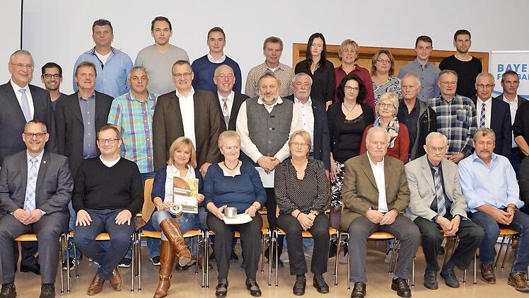 Die Geehrten im Fußballkreis Foto: Alexander Männlein