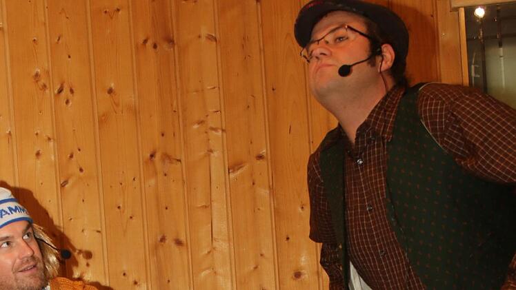 Die beiden Opas (Stefan Herr (mit Zipfelmütze) und Bernd Wittmann sprachen auf der Bühne über ihr Liebesleben und über die Erlebnisse bei einer Kur. Foto: Michael Stelzner