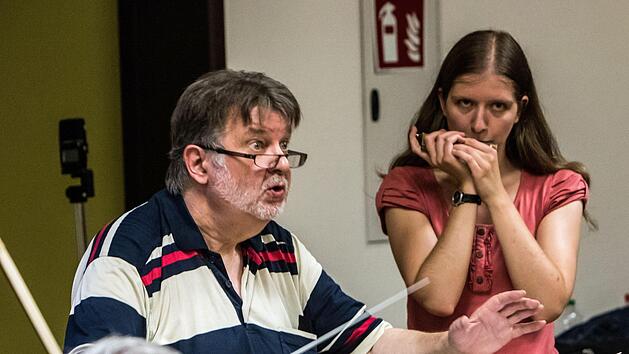 Probenendspurt f&uuml;r das Open-Air-Konzert am Sonntag im Freibad Neustadt: Hans St&auml;hli dirigiert das Orchester der Musikfreunde Neustadt. Solistin ist die Mundharmonika-Virtuosin Monja Heuler (Hintergrund)Foto: Jochen Berger
