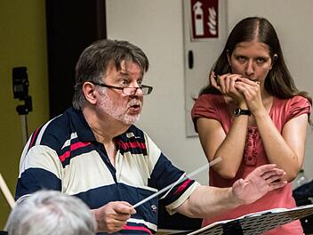Probenendspurt für das Open-Air-Konzert am Sonntag im Freibad Neustadt: Hans Stähli dirigiert das Orchester der Musikfreunde Neustadt. Solistin ist die Mundharmonika-Virtuosin Monja Heuler (Hintergrund)Foto: Jochen Berger
