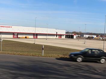 Seit längerem stand das Meinhart-Areal im Gewerbegebiet leer. Für den CSU-Vorsitzenden Alexander Schulz ist das ein Zeichen für verfehlte Flächenpolitik in Höchstadt. Die CSU ist nun mit einem Antrag zu mehr Naturschutz an die Stadtspitze herangetreten. Foto: Christian Bauriedel