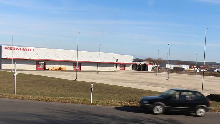 Seit längerem stand das Meinhart-Areal im Gewerbegebiet leer. Für den CSU-Vorsitzenden Alexander Schulz ist das ein Zeichen für verfehlte Flächenpolitik in Höchstadt. Die CSU ist nun mit einem Antrag zu mehr Naturschutz an die Stadtspitze herangetreten. Foto: Christian Bauriedel