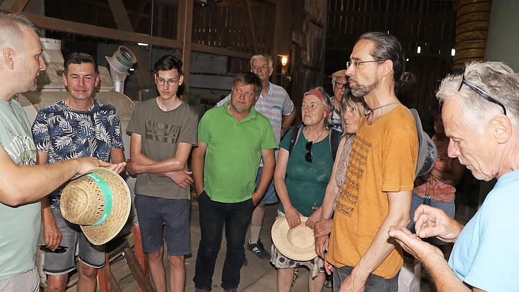 Bioland-Landwirt Peter Heller (links) hat eine mehrstufige Reinigungsanlage für Spezialkulturen, Gemenge und gängige Dreschfrüchte auf seinem Betrieb installiert. Er zeigte dies bei einer Veranstaltung von Bündnis 90/Die Grünen. Martin Pfadenhauer (3. von links) nutzte die Gelegenheit, für seine Petition für einen "Klimanotstand" in der Stadt Kronach zu werben.  Fotos: Rainer Glissnik