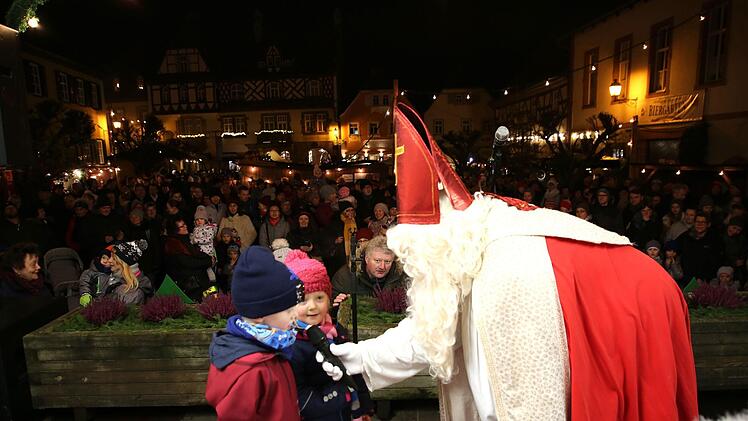 Nicht jeder traute sich zum Nikolaus auf die Bühne, um ein Gedicht aufzusagen. Fotos: Bettina Knauth