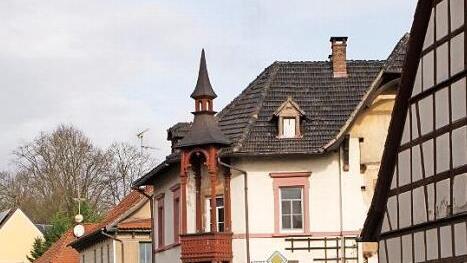 Blick in die Hauptstraße in Rentweinsdorf mit alter Bausubstanz: Der Gemeinderat sprach über ein Förderprogramm, ohne einen Beschluss zu fassen und ohne konkrete Projekte ins Auge zu nehmen.