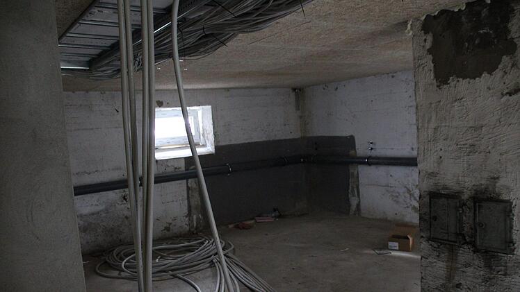 Im Keller liegen neue Leitungen. Die Kellerdecke wurde gedämmt. Foto: Ulrike Müller