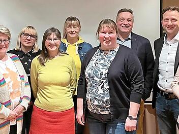 Geehrte bei den Garten- und Blumenfreunden (von links): Christine Oppelt, Melanie Friedrich, Melanie Daum, Martina Maier, Claudia Göbel, Anja Albert, Vorsitzender Gerhard Albert, Bürgermeister Robert Bosch, Kreisfachberaterin Anna Lena Ostermeier