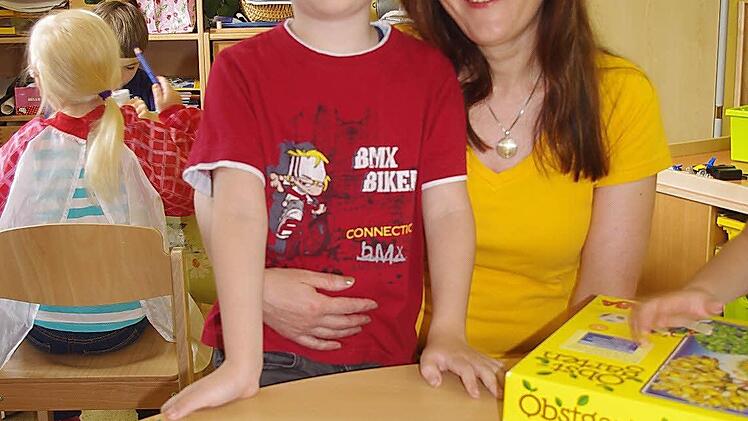 Sonja Welsch und ihr Sohn Henry beim gemeinsamen Puzzeln.