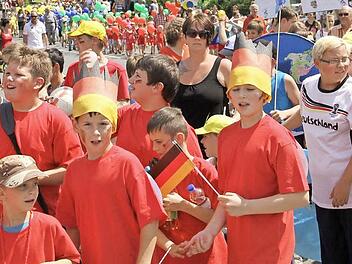 Bunte Schlange: Ein Zug mit 2100 Teilnehmern bewegte sich durch die Stadt. Fotos: Gerda Völk