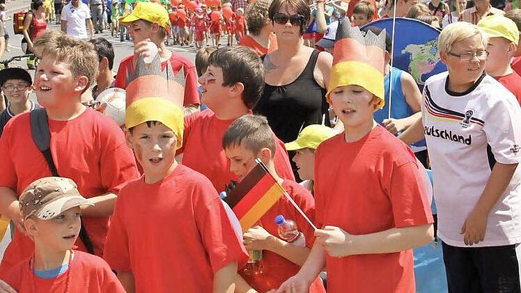 Bunte Schlange: Ein Zug mit 2100 Teilnehmern bewegte sich durch die Stadt. Fotos: Gerda Völk