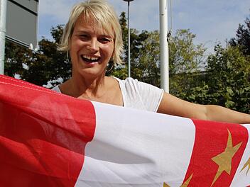 Alexandra Schatz zeigt die letzte noch verbliebene Fahne, die aber nicht aufgehängt wird. Fotos: Josef Hofbauer