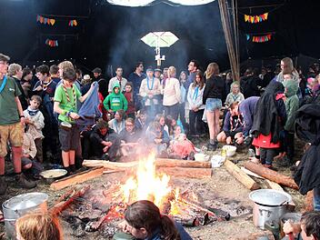 Als der große Regen kam, machte man es sich in den Jurtenburgen gemütlich. Fotos: Johanna Blum