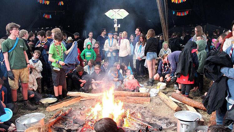 Als der große Regen kam, machte man es sich in den Jurtenburgen gemütlich. Fotos: Johanna Blum