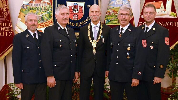 In den "Feuerwehrruhestand" verabschiedeten OB Blankenburg und SBI Harald Albert (v.li.:) Gerhard Wendel, Herbert Kolb und Rudolf Kiesel. Foto: Peter Rauch