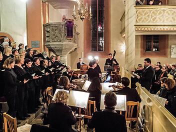 Viel Beifall gab es beim Adventskonzert der Kantorei St. Georg in Neustadt für alle Mitwirkenden unter der Leitung von Kantor Markus Heunisch. Foto: Jochen Berger