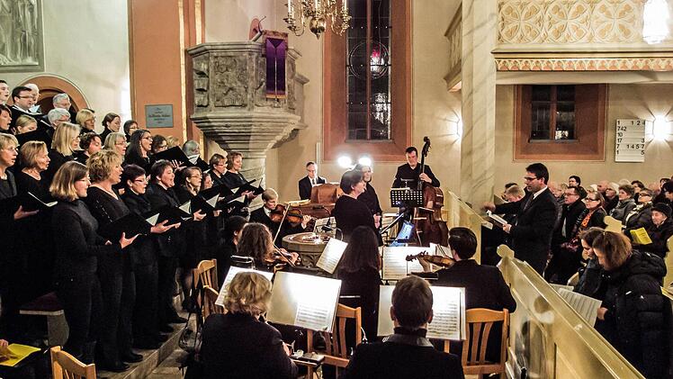 Viel Beifall gab es beim Adventskonzert der Kantorei St. Georg in Neustadt für alle Mitwirkenden unter der Leitung von Kantor Markus Heunisch. Foto: Jochen Berger