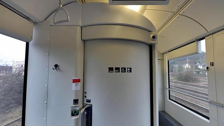 Ein Gericht soll entscheiden, ob es in einem Regionalzug den Anspruch auf eine Toilette gibt. Foto: Harald Tittel, dpa