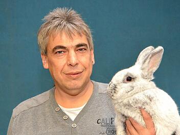 Bertram Trost, Zuchtwart der Kaninchenabteilung im Nüdlinger Kleintierzuchtverein mit einem seiner preisgekrönten "Kleinsilber".