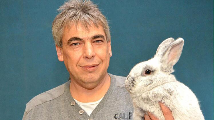 Bertram Trost, Zuchtwart der Kaninchenabteilung im Nüdlinger Kleintierzuchtverein mit einem seiner preisgekrönten "Kleinsilber".