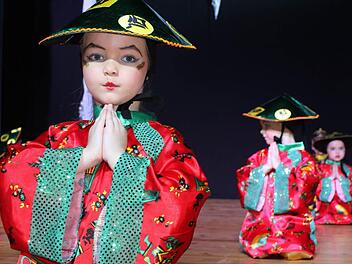 Bei der Purzelgarde tanzen schon Kinder ab drei Jahren mit: Die Schautänze der Allerkleinsten rufen jedes Jahr aufs Neue Riesenbegeisterung hervor. In der letzten Session entführte die Purzelgarde die närrischen Fans nach Fernost. Foto: Sonny Adam