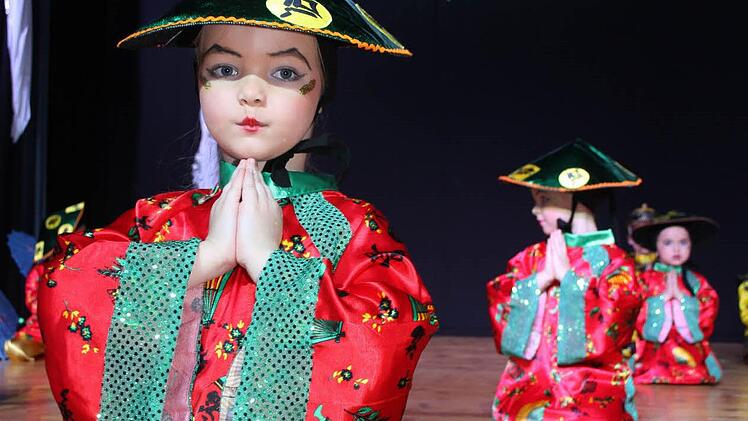 Bei der Purzelgarde tanzen schon Kinder ab drei Jahren mit: Die Schautänze der Allerkleinsten rufen jedes Jahr aufs Neue Riesenbegeisterung hervor. In der letzten Session entführte die Purzelgarde die närrischen Fans nach Fernost. Foto: Sonny Adam