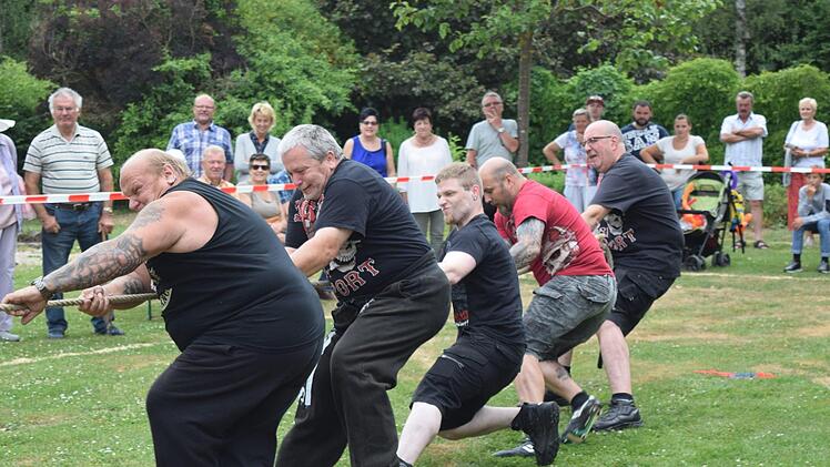 Tauziehen bei "Swing im Park": Das Team "V2-Freunde" erkämpft sich den 6. Platz. Foto: Daniela Pondelicek