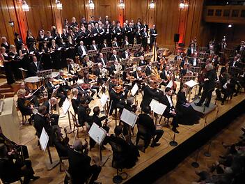 Sie boten ein eindrucksvolles Bild: Die Bamberger Symphoniker mit ihrem Chor und den beiden Solisten Andrè Schuen (Bariton) und Sunhae Im (Sopran). Fotos: Gerhild Ahnert
