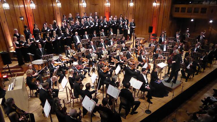 Sie boten ein eindrucksvolles Bild: Die Bamberger Symphoniker mit ihrem Chor und den beiden Solisten Andrè Schuen (Bariton) und Sunhae Im (Sopran). Fotos: Gerhild Ahnert