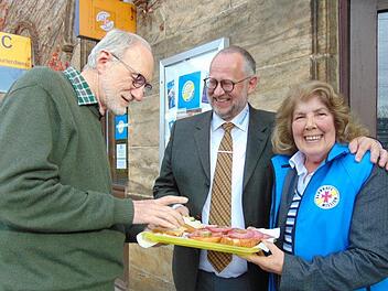 Hanno, Matthias Ewelt und Joyce Holzheimer vor der Bahnhofsmission in ErlangenPetra Malbrich