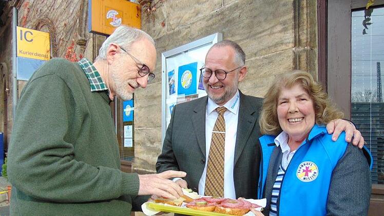 Hanno, Matthias Ewelt und Joyce Holzheimer vor der Bahnhofsmission in ErlangenPetra Malbrich