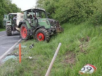 Der bei dem Unfall nahe Boderndorf stark beschädigte Traktor wurde durch einen zweiten Schlepper geborgen. Foto: Michael Stelzner