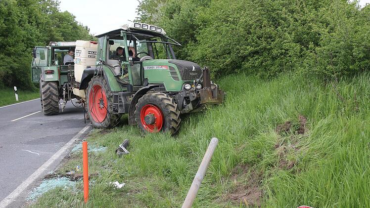 Der bei dem Unfall nahe Boderndorf stark beschädigte Traktor wurde durch einen zweiten Schlepper geborgen. Foto: Michael Stelzner