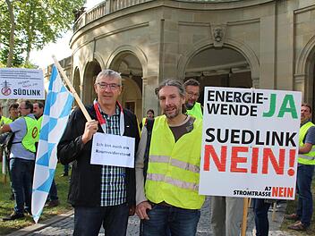 Rudolf Rüger und Peter Fella aus Greßthal gehörten zu den Demonstranten, die gestern vor dem Bad Kissinger Regentenbau zum Start der Erörterungstermins ihren Protest äußerten. Fotos: Ralf Ruppert