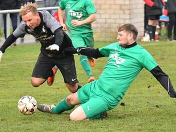 Den Angriff des Marktzeulners David Daumann (links) stoppt der Arnsteiner Josef Weidner mit einem Foul. Da er für ein ähnliches Vergehen zuvor schon die Gelbe Karte gesehen hatte, musste er mit Gelb-Rot vom Platz.  Foto: Gunther Czepera