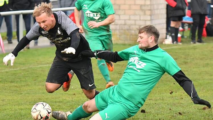 Den Angriff des Marktzeulners David Daumann (links) stoppt der Arnsteiner Josef Weidner mit einem Foul. Da er für ein ähnliches Vergehen zuvor schon die Gelbe Karte gesehen hatte, musste er mit Gelb-Rot vom Platz.  Foto: Gunther Czepera