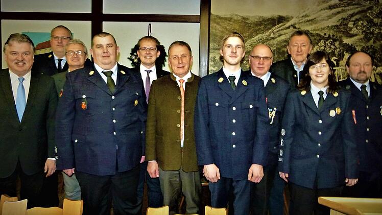 Stabwechsel bei der Feuerwehr Windischenhaig; im Bild (von links) Landrat Klaus Peter Söllner, Kreisbrandrat Stefan Härtlein, Schriftführer Uwe Dittrich, Vorsitzender Marcus Unden, Verwaltungsrat Ralf Hartnack, OB Henry Schramm, Kommandant Clemens Hilpert, Ehrenkommandant Reinhold Kaßel, Ehrenvorsitzender Werner Stübinger, stellvertretende Kommandantin Katja Ott und Zweiter Vorsitzender Volker Hilpert Fotos: Werner Reißaus