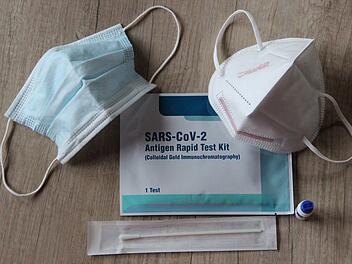 Getestete, sowie Verfasser der Corona-Test Anleitungsbögen sind empört über einen schlechten Scherz, den sich ein Mitarbeiter des Testzentrums Annaberg-Buchholz erlaubt hat Corona-Schnelltest