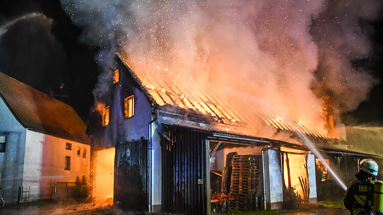 Großbrand in Lagerhalle: Hopfenlager in Flammen